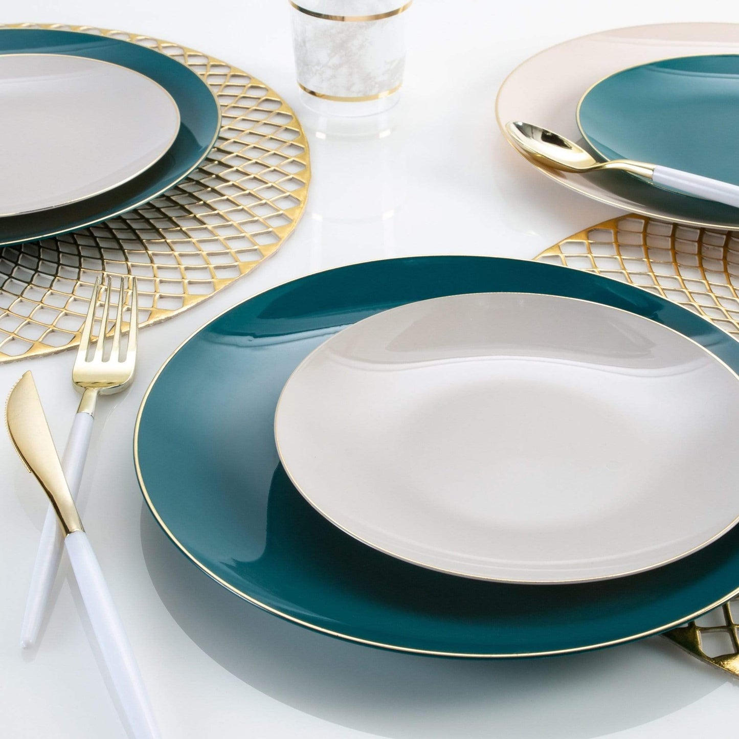 Round Linen • Gold Plastic Plates | 10 Pack